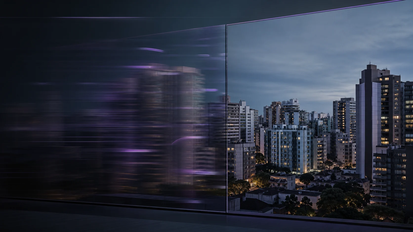 Vista urbana de Curitiba ao entardecer, atravessada por um painel translúcido que contrasta uma imagem estática com rastros de movimento.