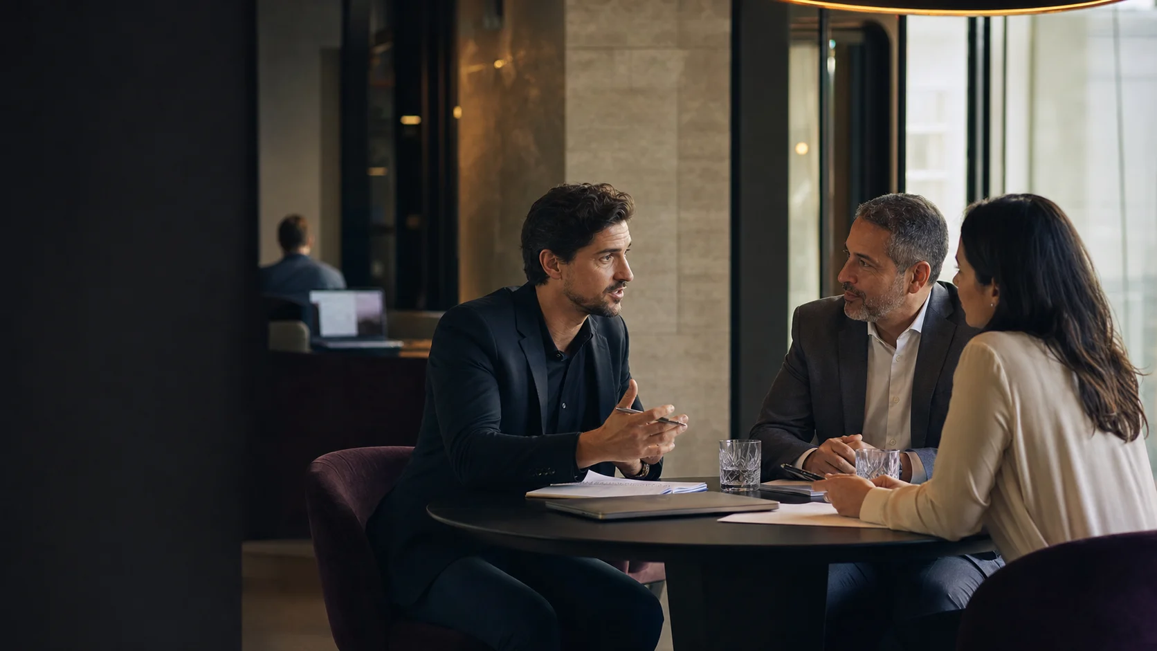 Profissionais em uma reunião presencial de vendas B2B, representando a construção de confiança em negociações complexas.